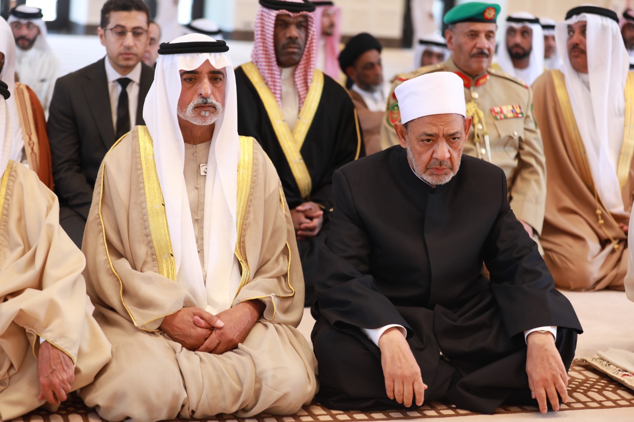 شيخ الأزهر يؤدي صلاة الجمعة مع جلالة ملك البحرين