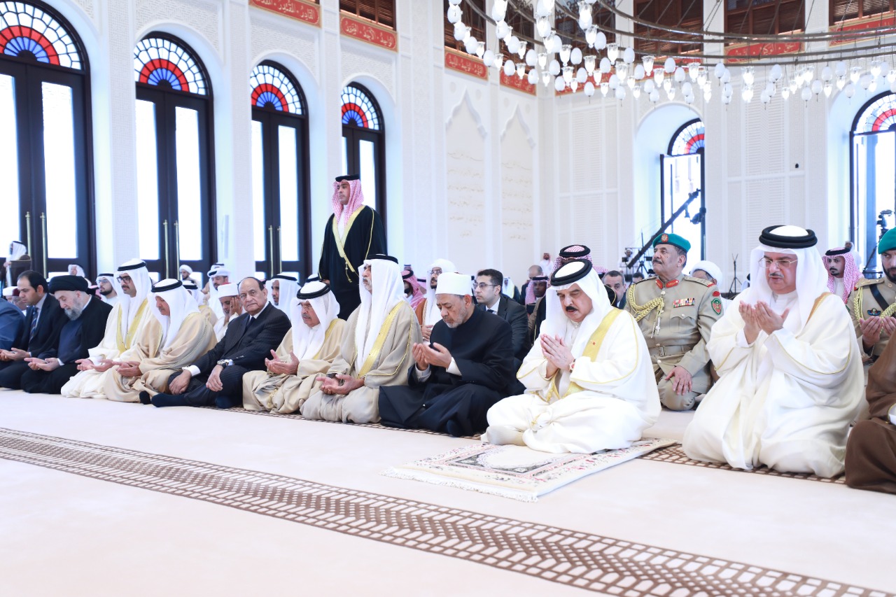 شيخ الأزهر يؤدي صلاة الجمعة مع جلالة ملك البحرين