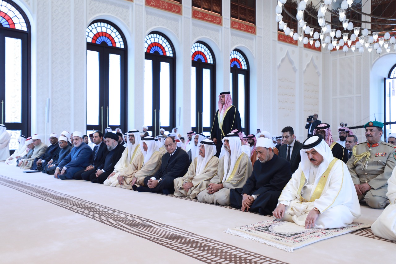 شيخ الأزهر يؤدي صلاة الجمعة مع جلالة ملك البحرين