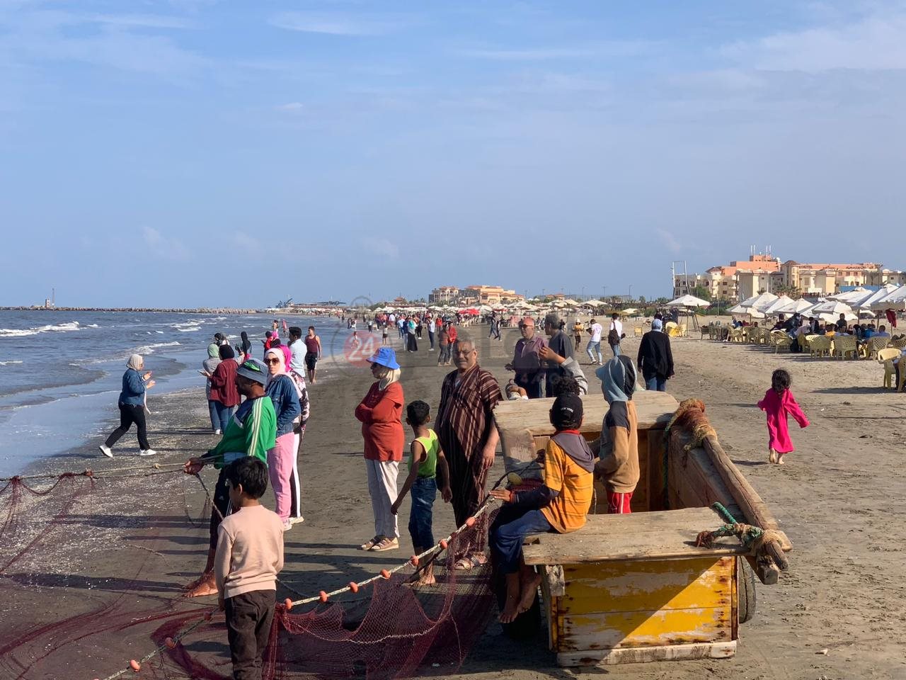 شد الشباك علي شاطئ بورسعيد 