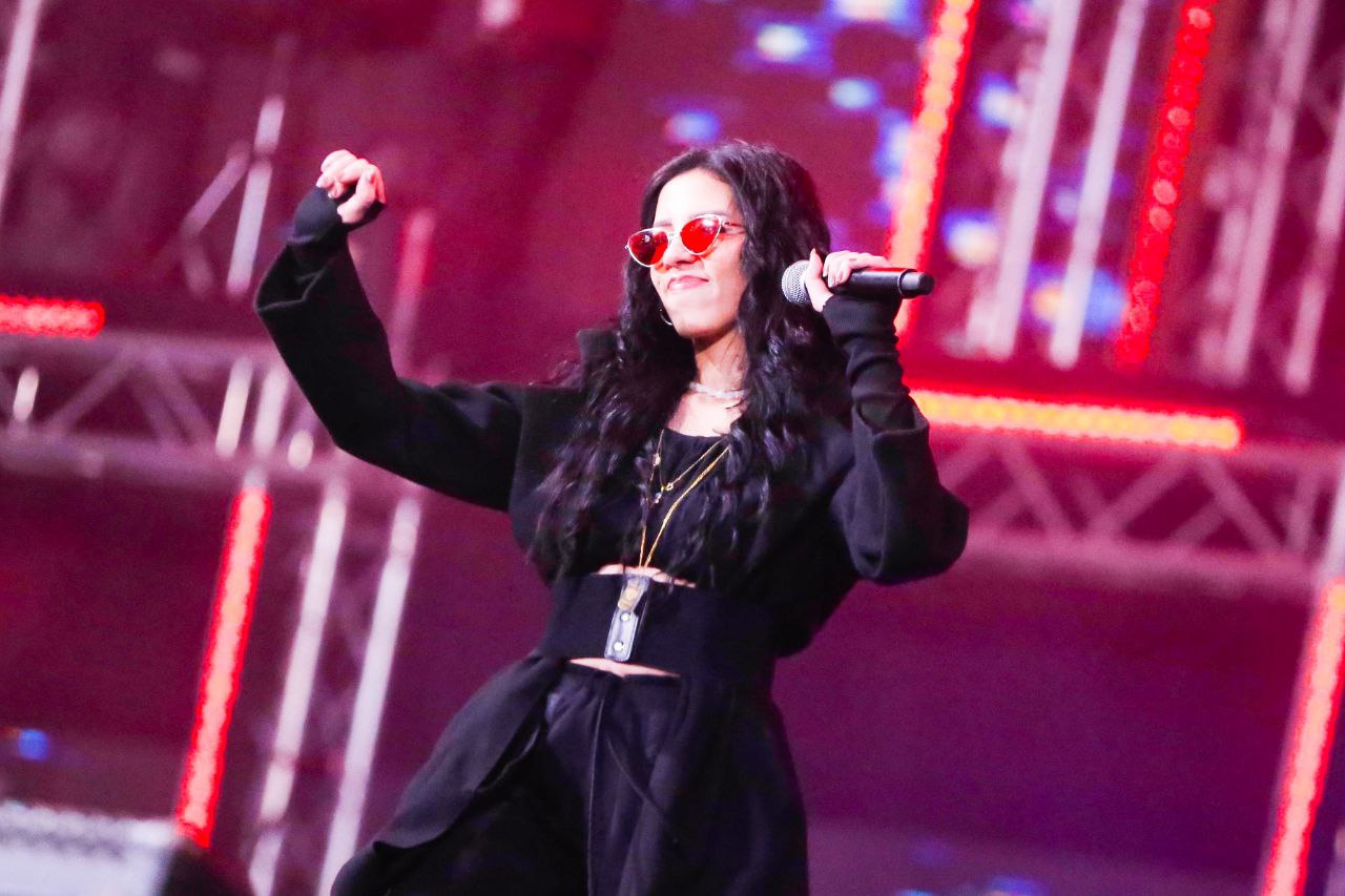 اسما دياب تغني في الجامعة الاوروبية (2)