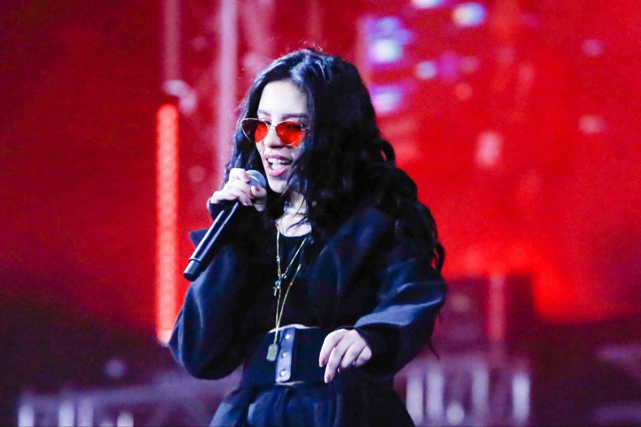 اسما دياب تغني في الجامعة الاوروبية (4)