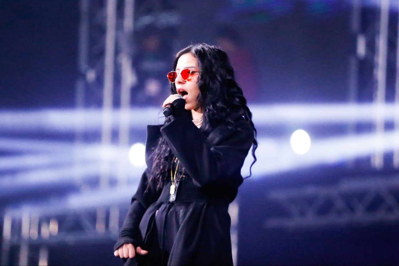 اسما دياب تغني في الجامعة الاوروبية (5)