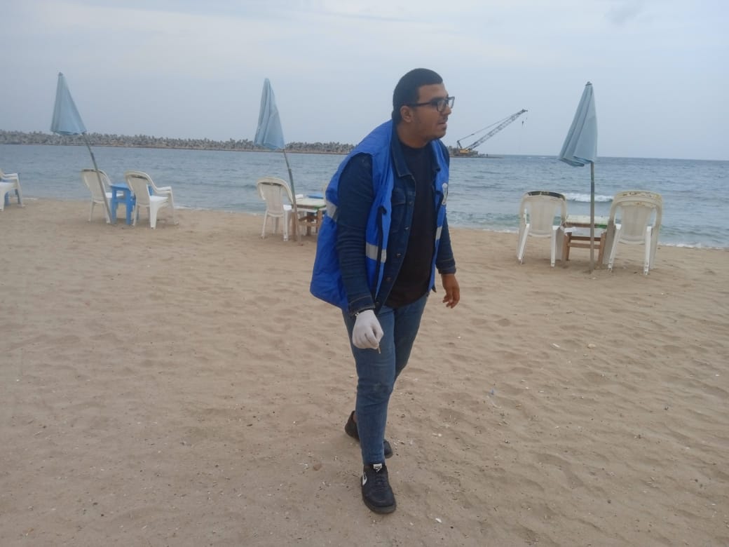 تنظيف شواطئ الإسكندرية من الأكياس البلاستيكية 