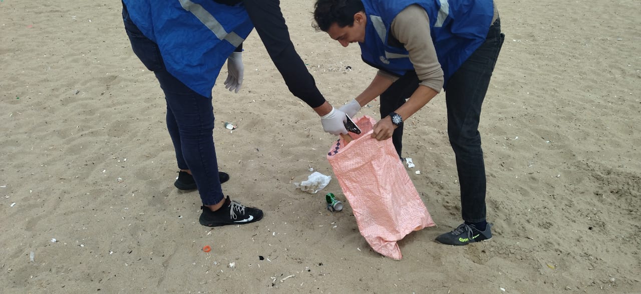 تنظيف شواطئ الإسكندرية من الأكياس البلاستيكية 