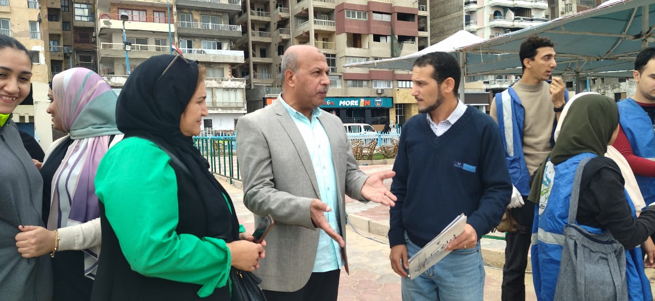 تنظيف شواطئ الإسكندرية من الأكياس البلاستيكية 