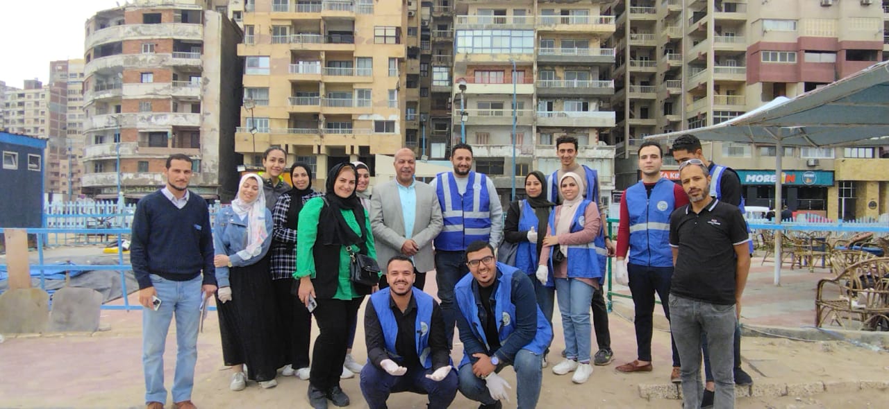 تنظيف شواطئ الإسكندرية من الأكياس البلاستيكية 