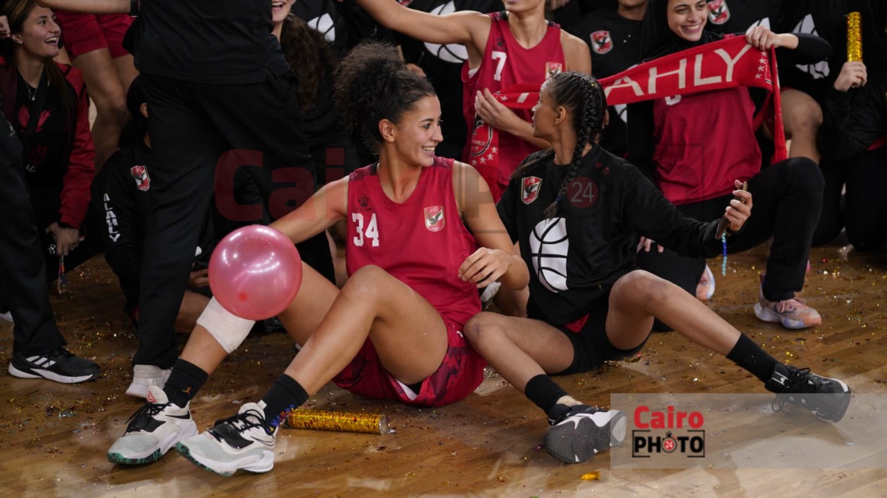احتفال لاعبات الأهلي عقب التتويج ببطولة دوري المرتبط لكرة السلة سيدات (1)