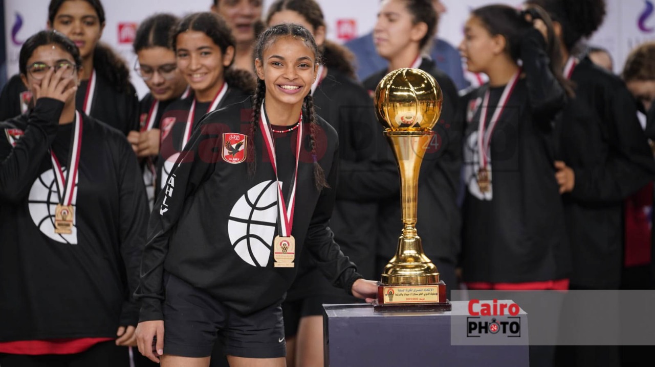 احتفال لاعبات الأهلي عقب التتويج ببطولة دوري المرتبط لكرة السلة سيدات (5)