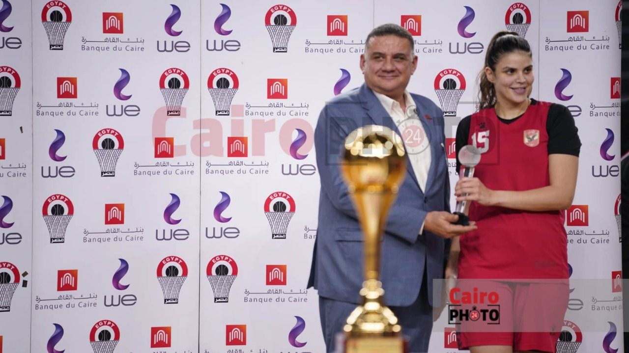 احتفال لاعبات الأهلي عقب التتويج ببطولة دوري المرتبط لكرة السلة سيدات (8)