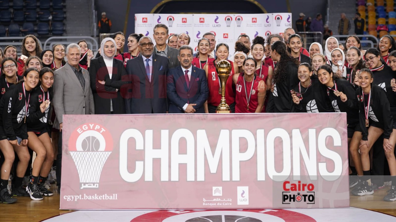 احتفال لاعبات الأهلي عقب التتويج ببطولة دوري المرتبط لكرة السلة سيدات (9)