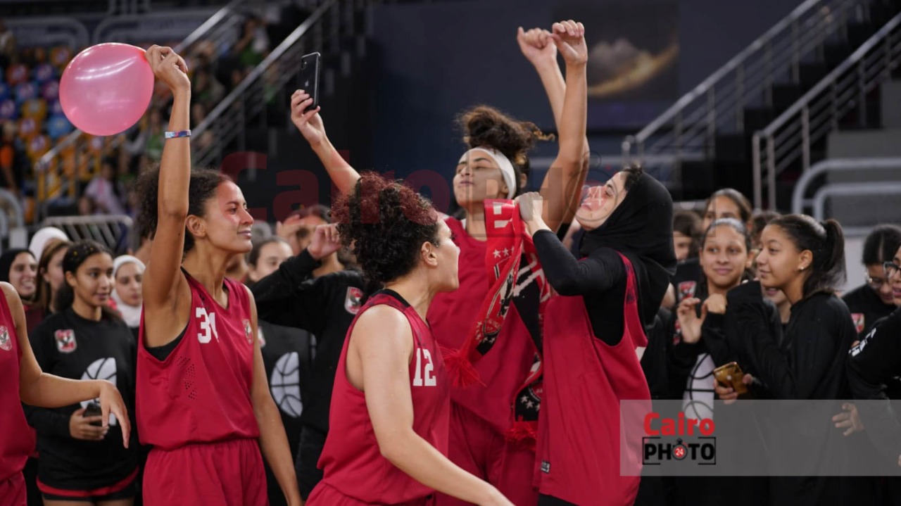 احتفال لاعبات الأهلي عقب التتويج ببطولة دوري المرتبط لكرة السلة سيدات (12)