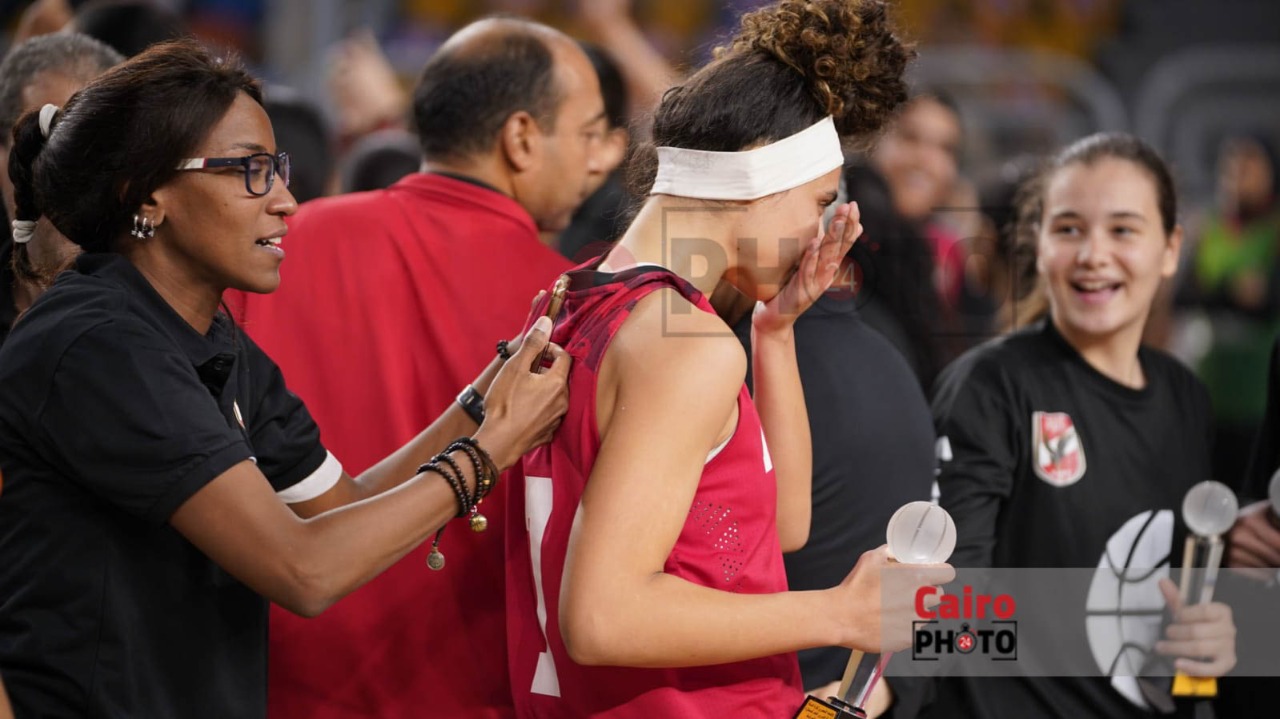 احتفال لاعبات الأهلي عقب التتويج ببطولة دوري المرتبط لكرة السلة سيدات (15)