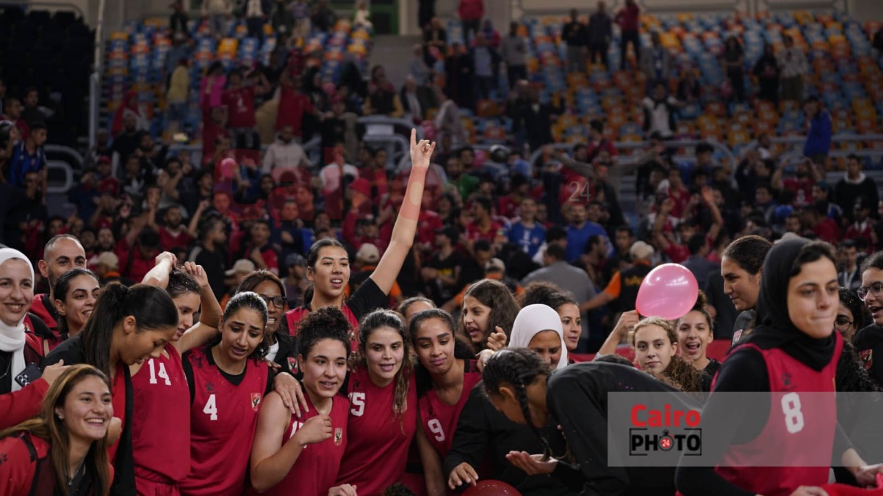 احتفال لاعبات الأهلي عقب التتويج ببطولة دوري المرتبط لكرة السلة سيدات (16)