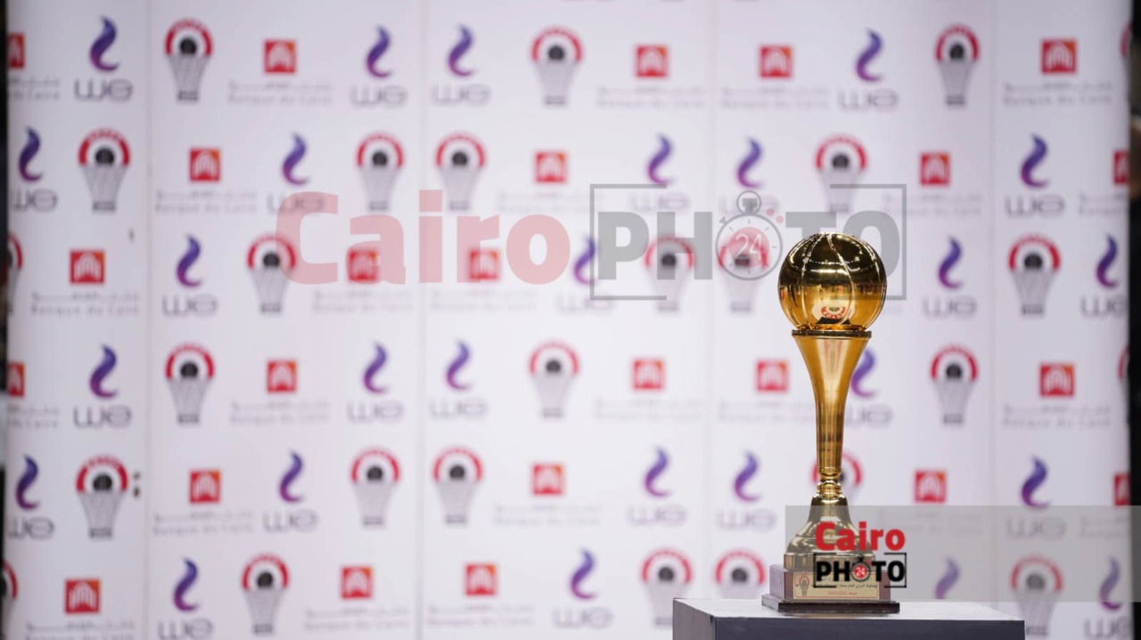 احتفال لاعبات الأهلي عقب التتويج ببطولة دوري المرتبط لكرة السلة سيدات (17)