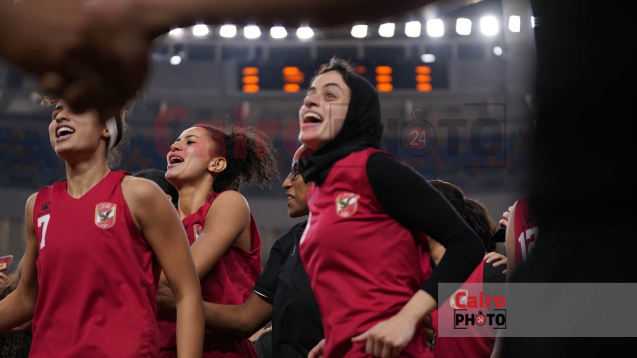 احتفال لاعبات الأهلي عقب التتويج ببطولة دوري المرتبط لكرة السلة سيدات (18)