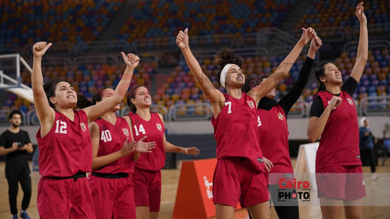 احتفال لاعبات الأهلي عقب التتويج ببطولة دوري المرتبط لكرة السلة سيدات (19)