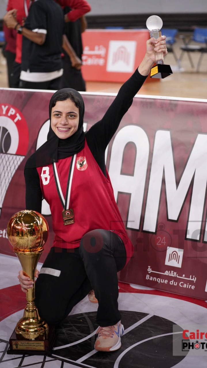 احتفال لاعبات الأهلي عقب التتويج ببطولة دوري المرتبط لكرة السلة سيدات (20)