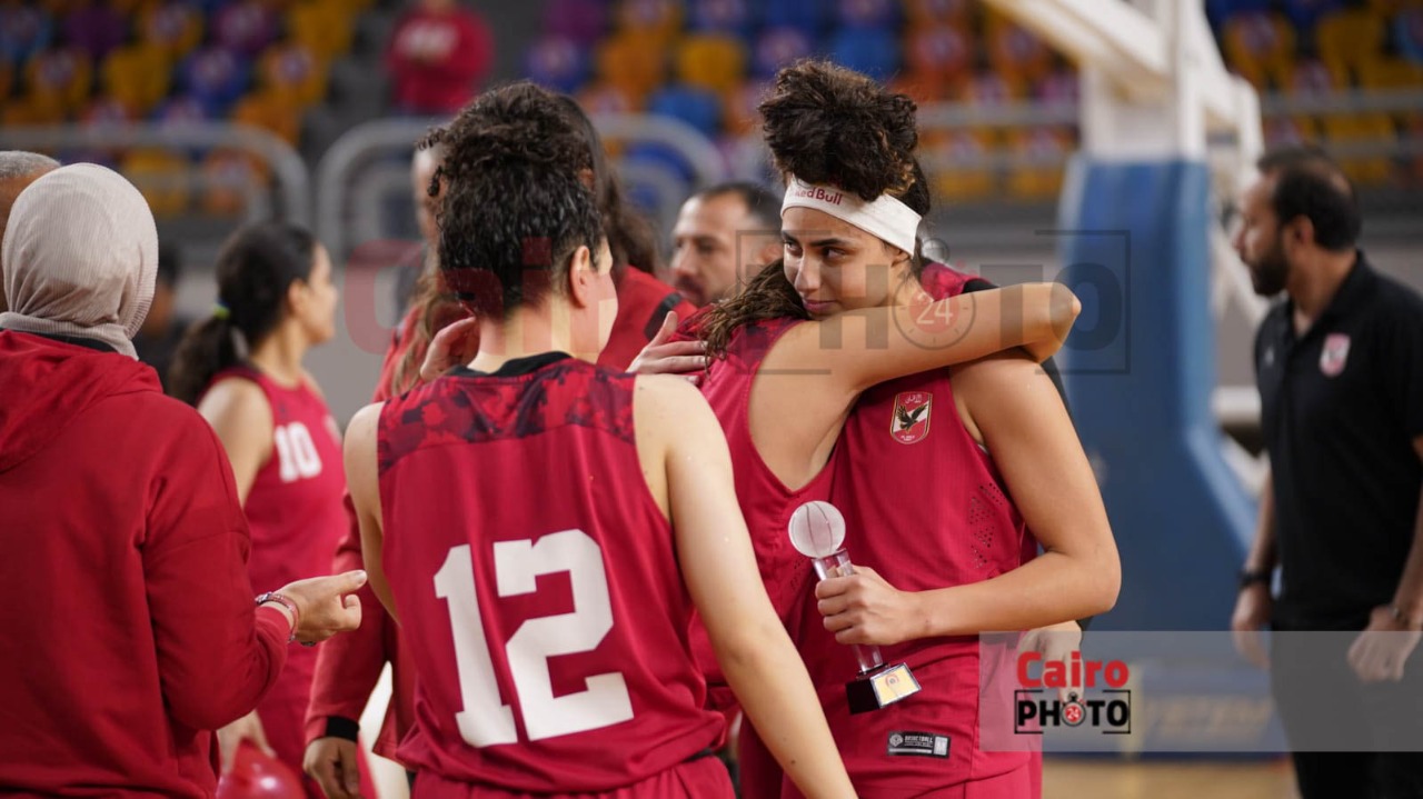 احتفال لاعبات الأهلي عقب التتويج ببطولة دوري المرتبط لكرة السلة سيدات (23)