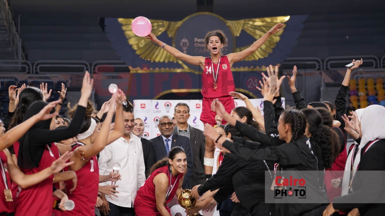 احتفال لاعبات الأهلي عقب التتويج ببطولة دوري المرتبط لكرة السلة سيدات (24)