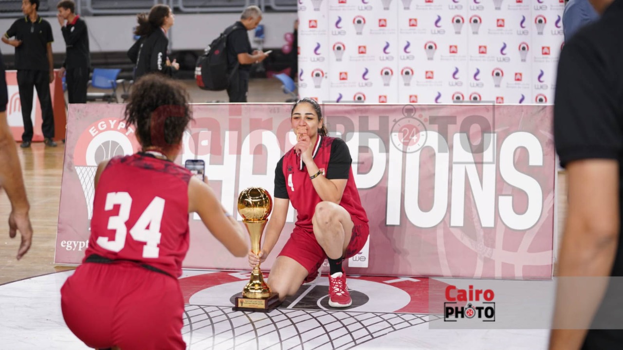 احتفال لاعبات الأهلي عقب التتويج ببطولة دوري المرتبط لكرة السلة سيدات (26)