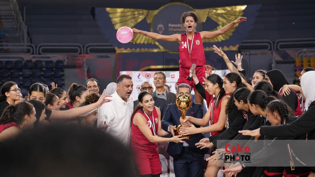 احتفال لاعبات الأهلي عقب التتويج ببطولة دوري المرتبط لكرة السلة سيدات (28)