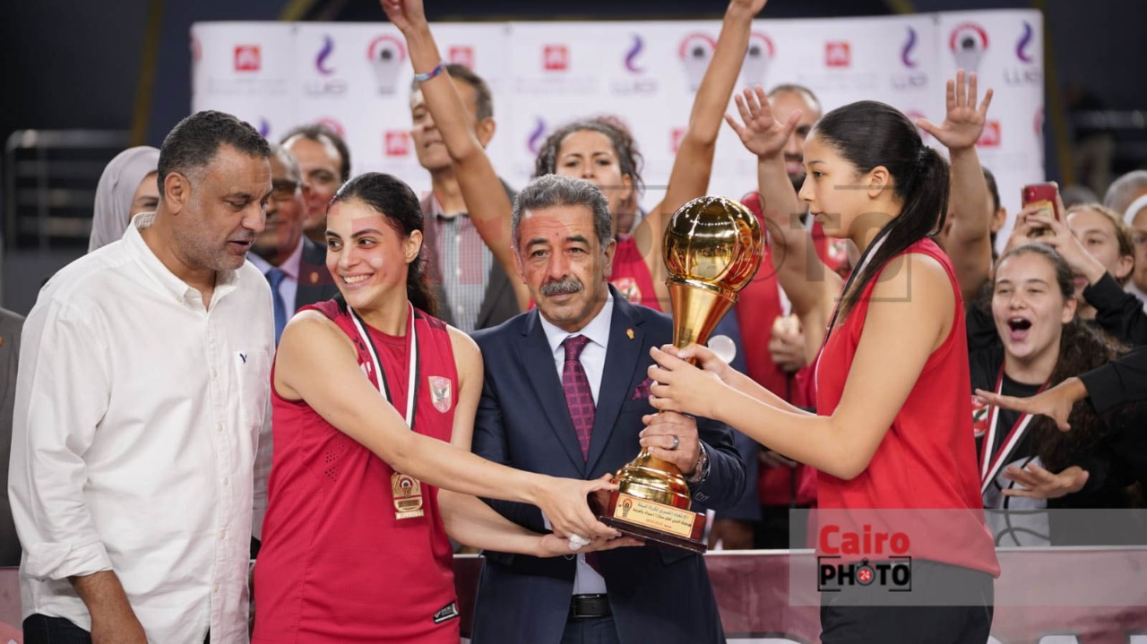 احتفال لاعبات الأهلي عقب التتويج ببطولة دوري المرتبط لكرة السلة سيدات (30)