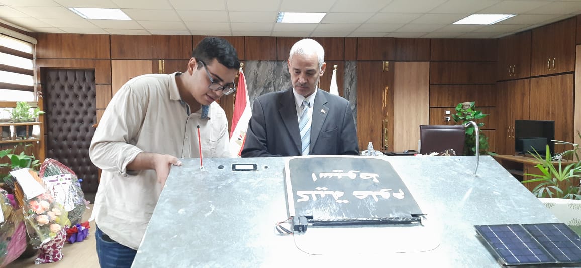 طالب بكلية العلوم بأسيوط يبتكر سلة نفايات ذكية تعمل أوتوماتيكيًا بالطاقة الشمسية