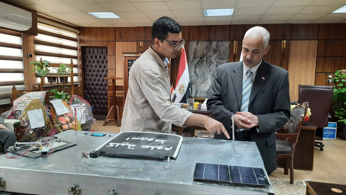 طالب بكلية العلوم بأسيوط يبتكر سلة نفايات ذكية تعمل أوتوماتيكيًا بالطاقة الشمسية