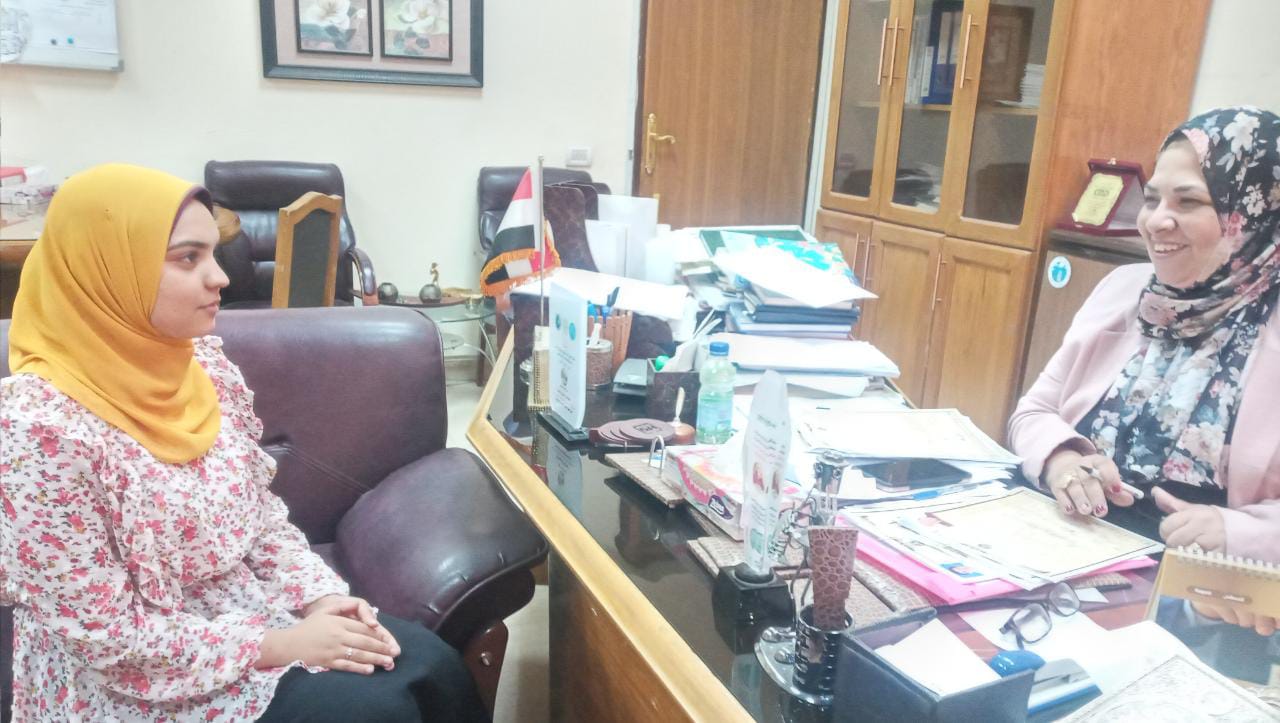 محررة القاهرة 24 مع عميدة كلية الدراسات العليا والبحوث البيئية بجامعة عين شمس