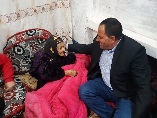 سيدة فاقوس أثناء حديثها لمحافظ الشرقية