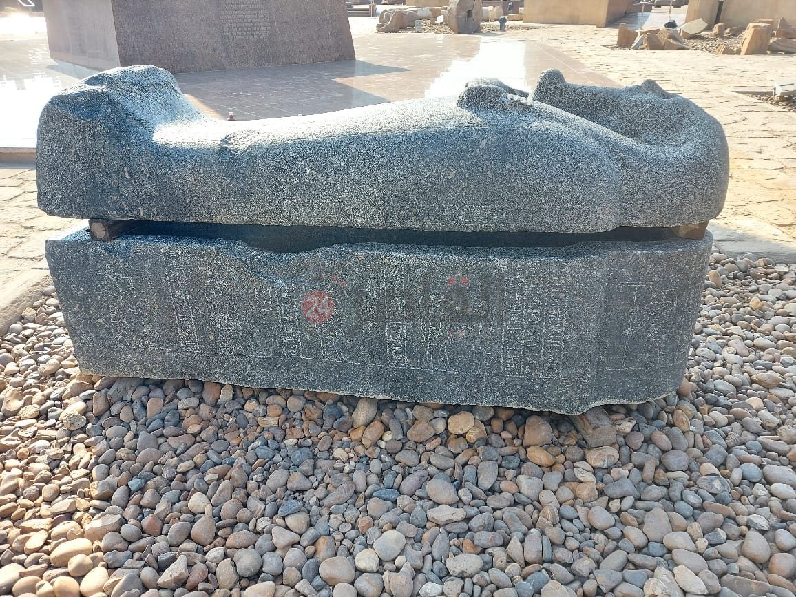 ترميم تابوت من حجر الجرانوديوريت (1)