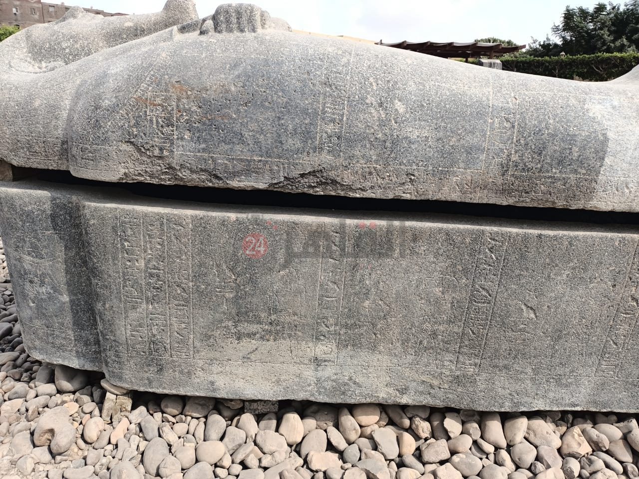 ترميم تابوت من حجر الجرانوديوريت (4)