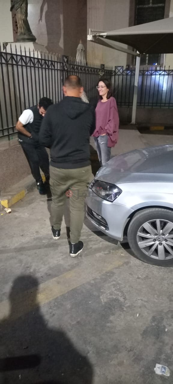 المخرجة مريم أبو عوف من أمام محكمة مصر الجديدة لمساندة منة شلبي (3)