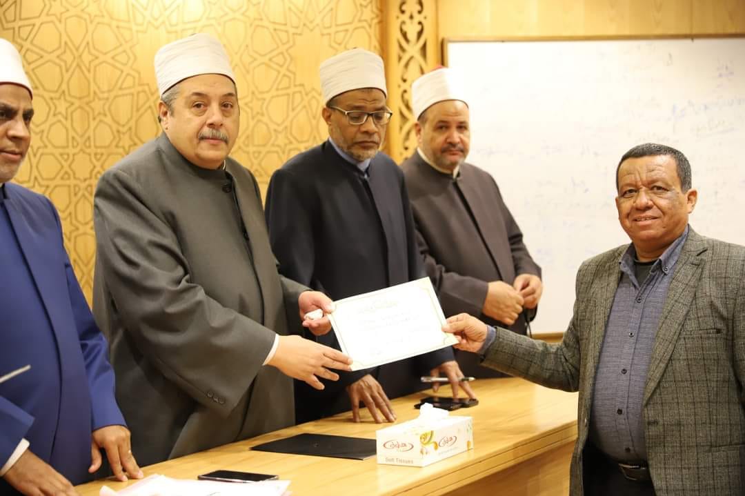 رئيس قطاع المعاهد الأزهرية يكرم المتميزين من مديري التعليم الثانوي بالمناطق الأزهرية 