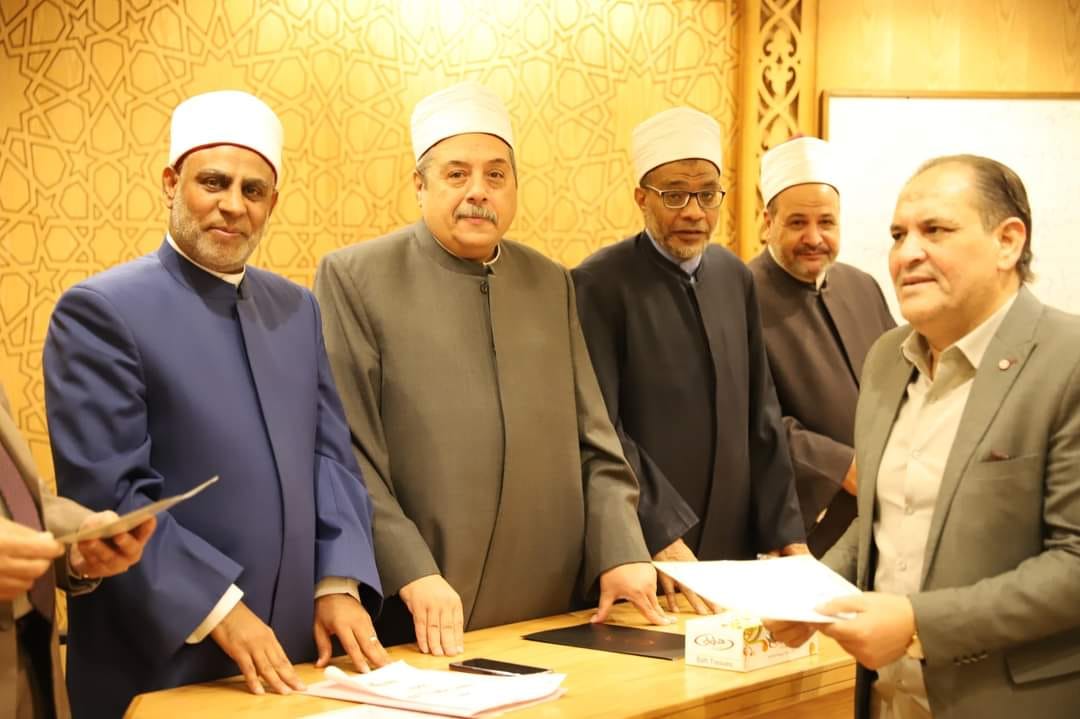 رئيس قطاع المعاهد الأزهرية يكرم المتميزين من مديري التعليم الثانوي بالمناطق الأزهرية 