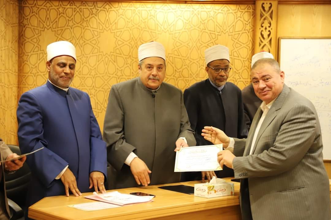 رئيس قطاع المعاهد الأزهرية يكرم المتميزين من مديري التعليم الثانوي بالمناطق الأزهرية 