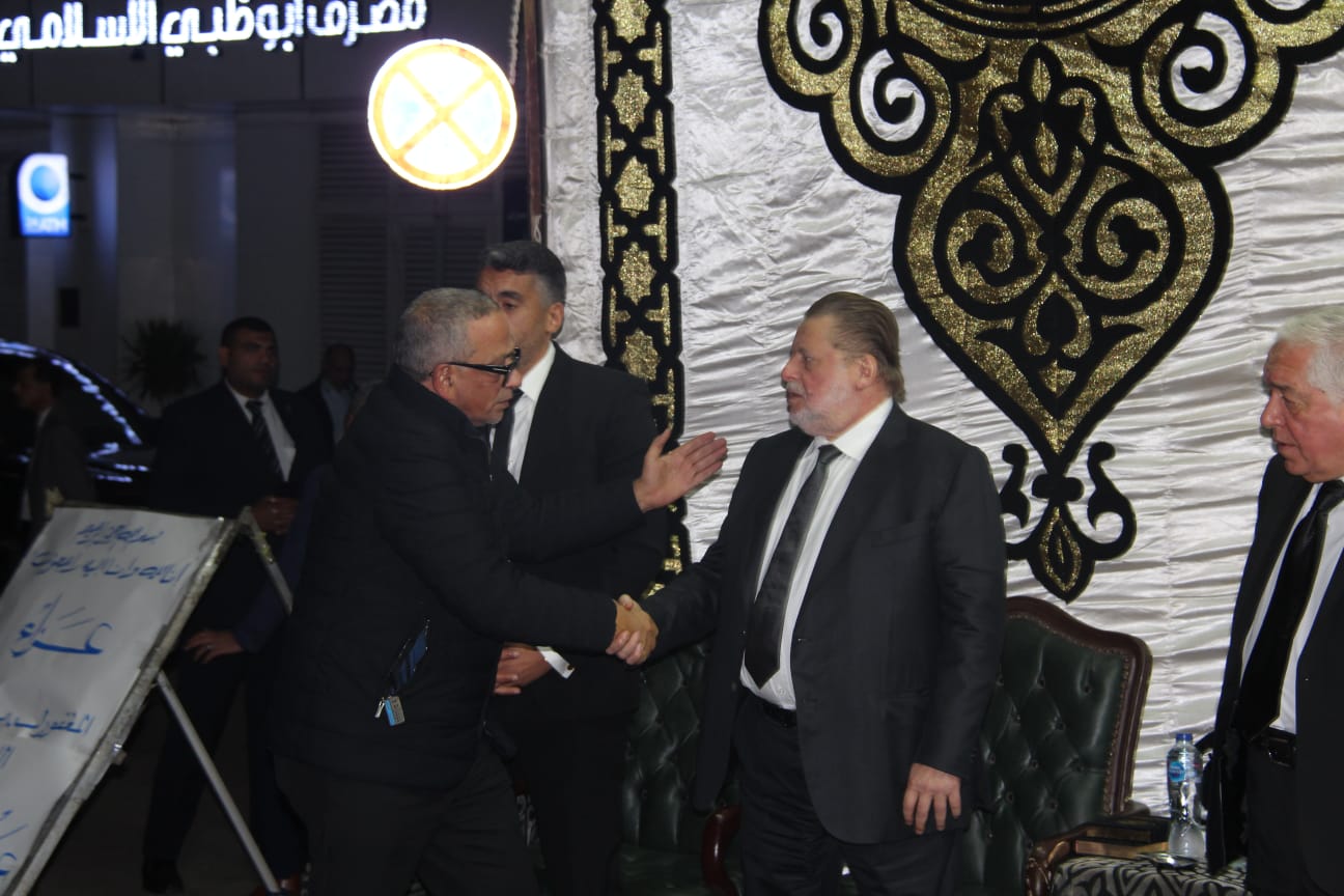 صور من عزاء خال محافظ البنك المركزي