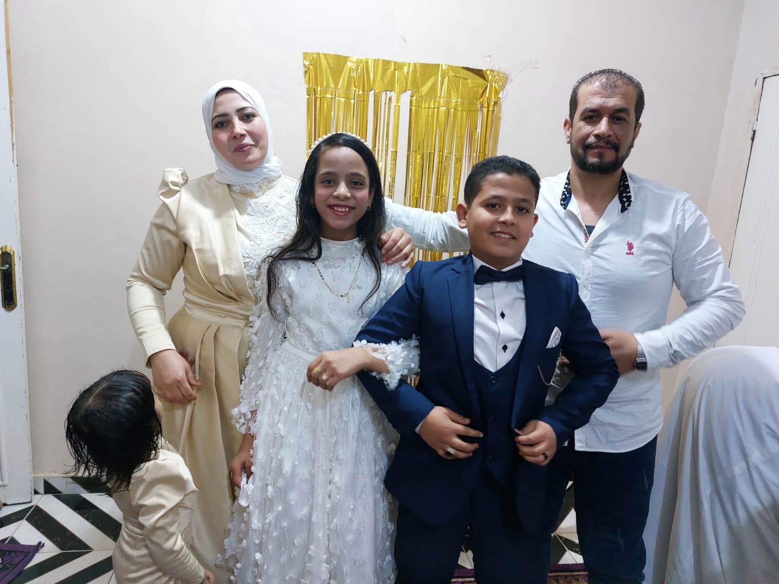 العروسين زياد وسما رفقة الأسرة