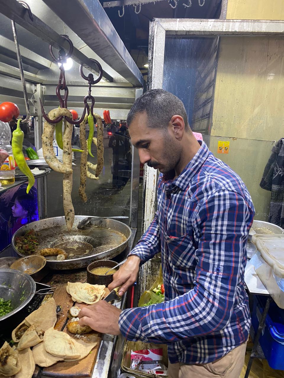 سائح يشيد بأمانة صاحب مطعم في 1الأقصر