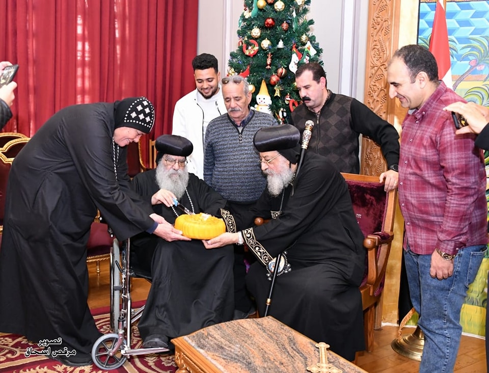 قداسة البابا يستقبل نيافة الأنبا باخوميوس 