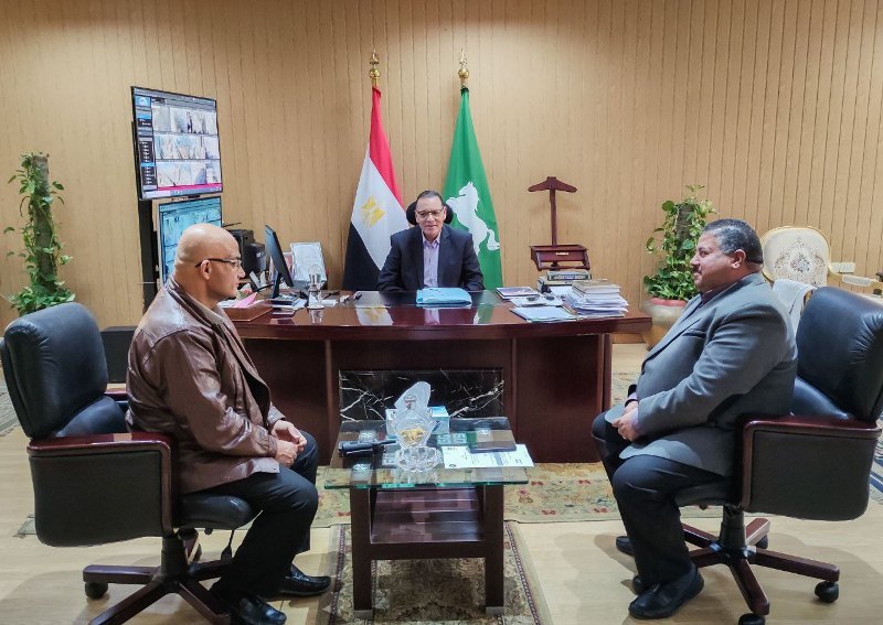محافظ الشرقية مع رئيسا القنايات وأبو كبير