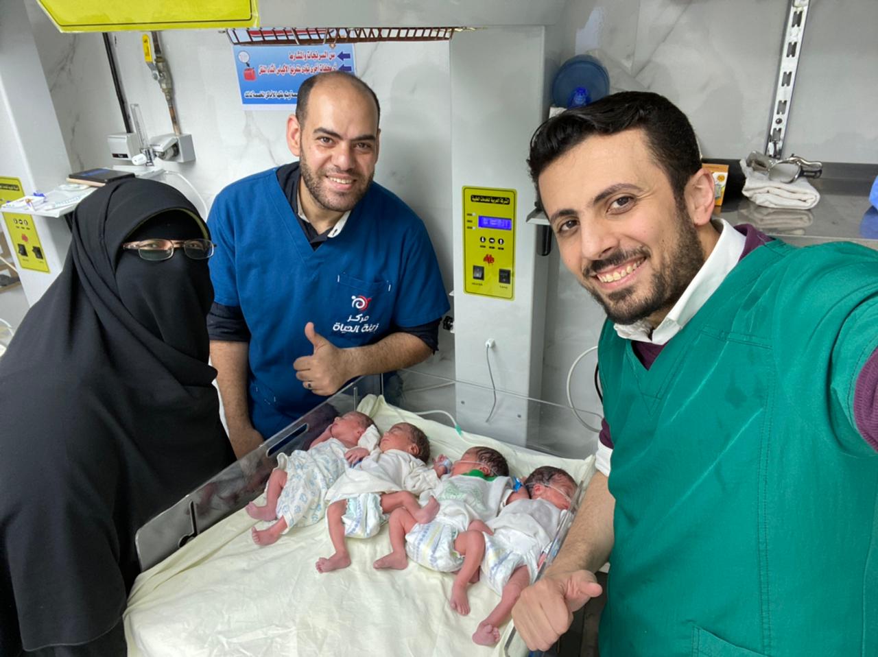 الطاقم الطبي مع الأطفال