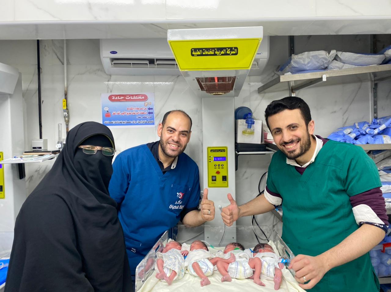 الطاقم الطبي مع الأطفال