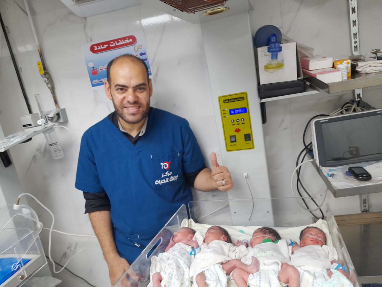 الطاقم الطبي مع الأطفال