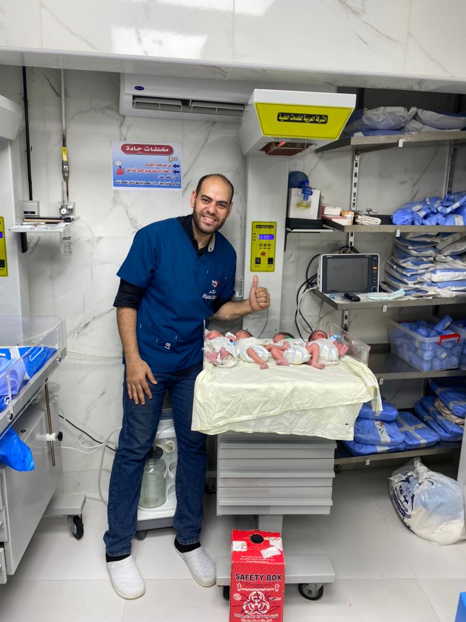 الطاقم الطبي مع الأطفال