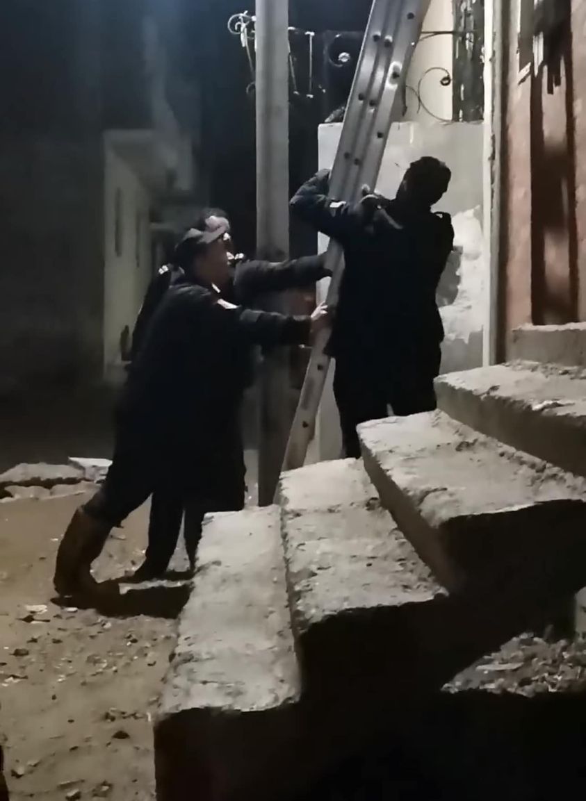 إنقاذ قطة عالقة في منزل مهجور بالشرقية