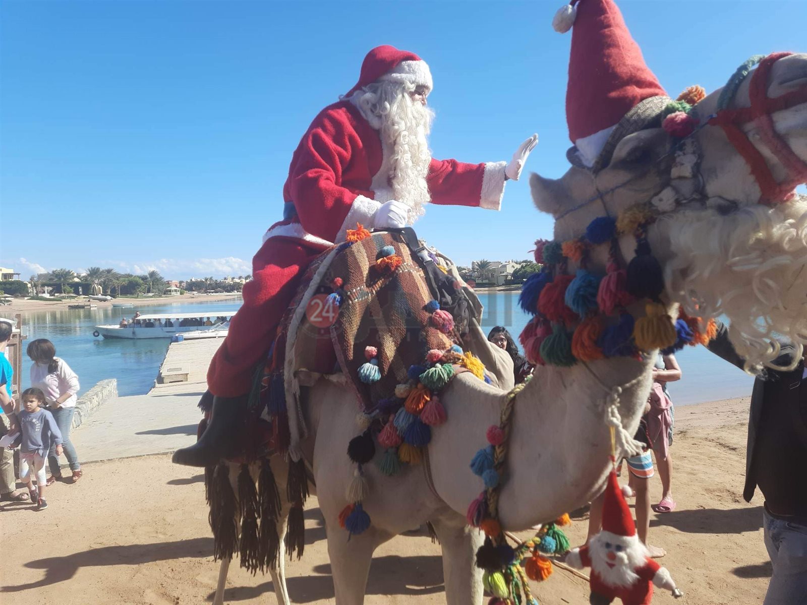 بابا نويل على شواطئ الغردقة 