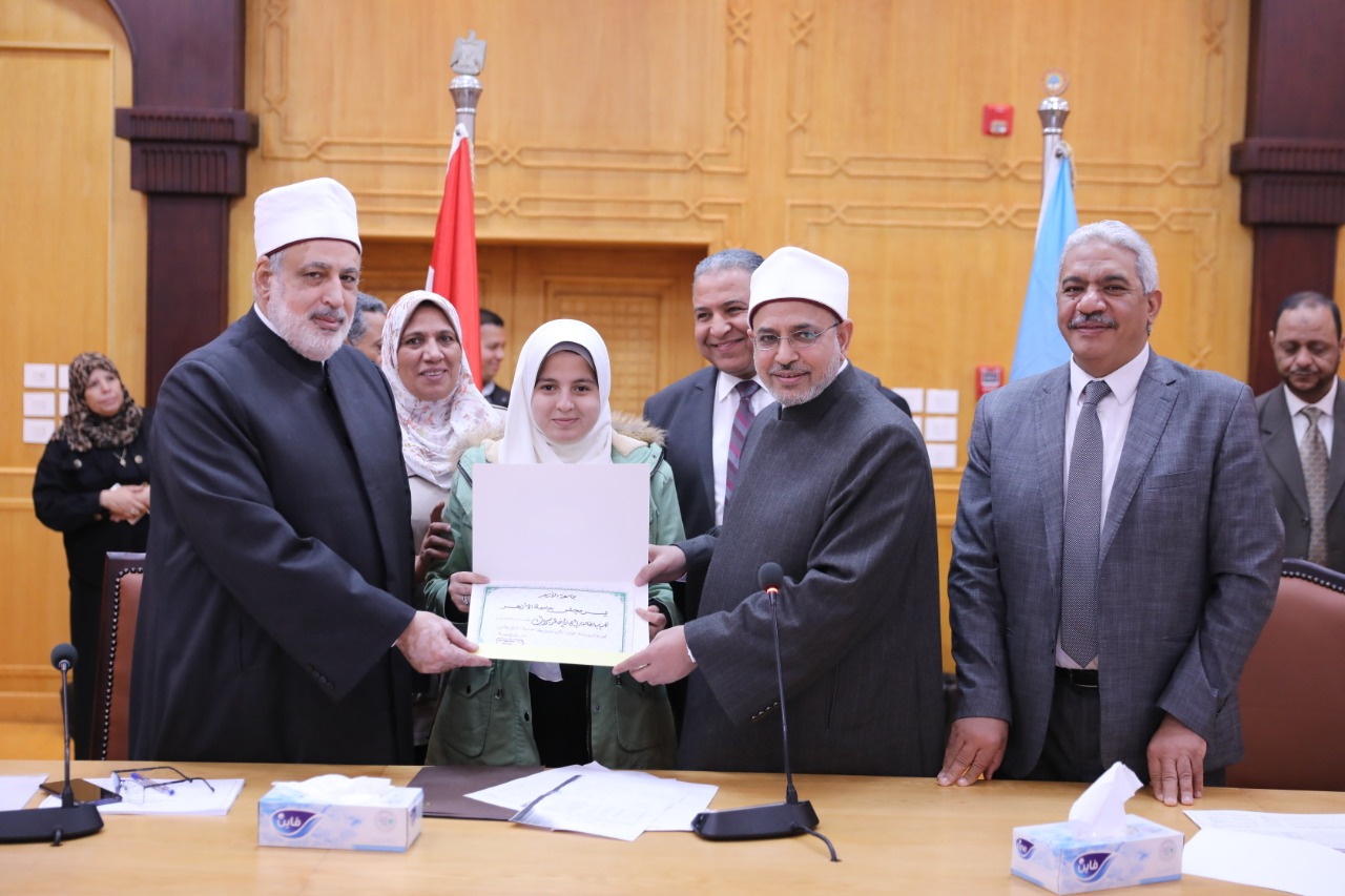  مجلس جامعة الأزهر يكرم حفظة القرآن الكريم 