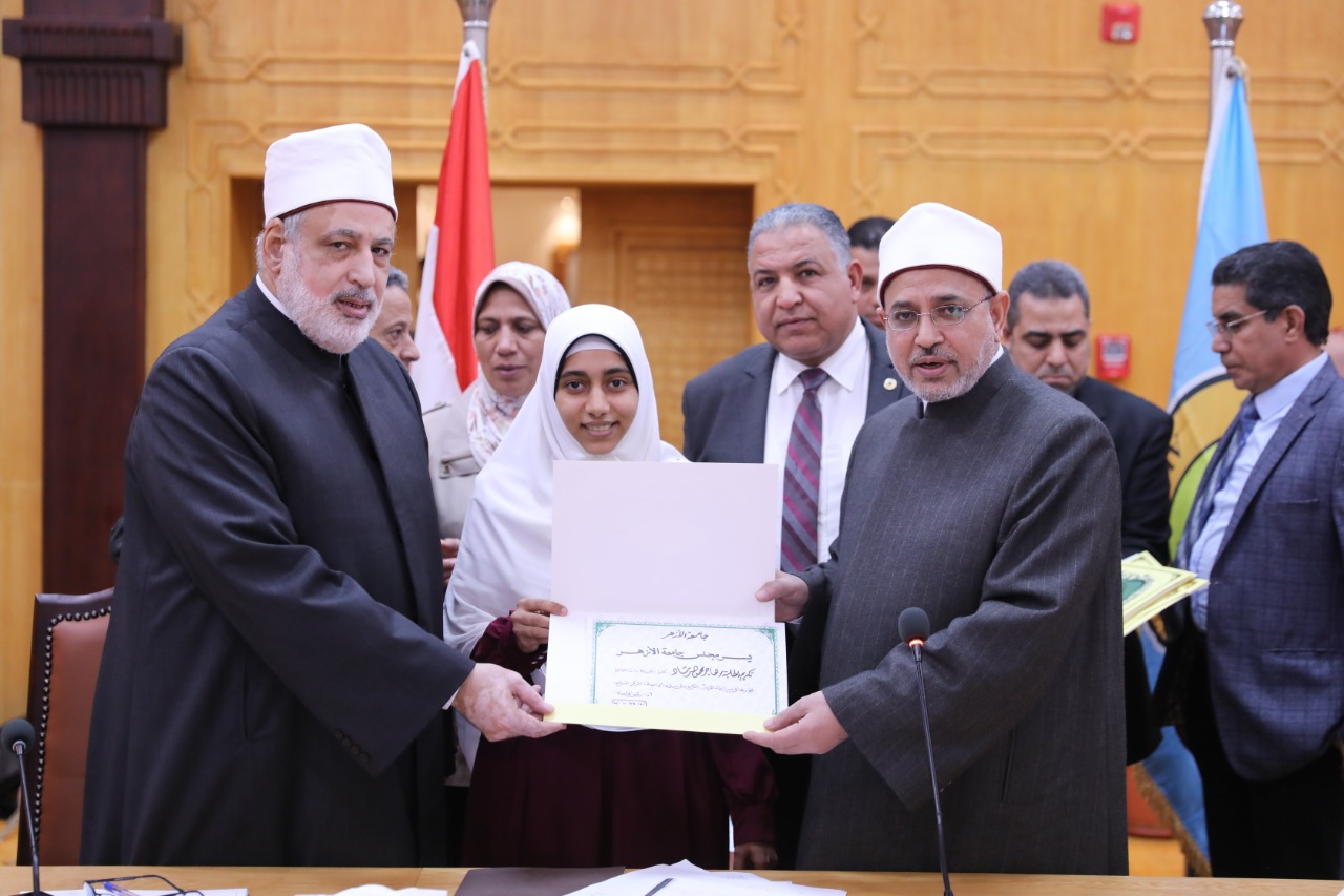  مجلس جامعة الأزهر يكرم حفظة القرآن الكريم 